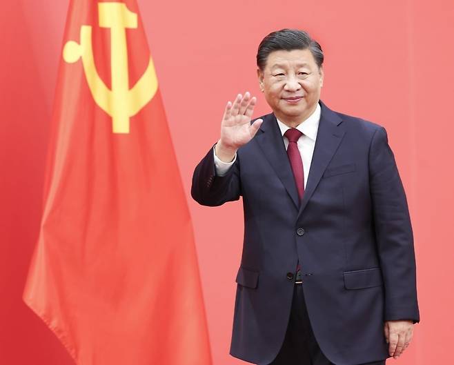 2022년 10월 23일 중국 베이징 인민대회당에서 시진핑 중국 국가주석이 손을 흔들고 있다. 사진=신화·연합뉴스