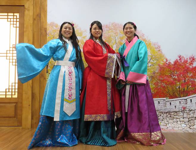 강화도에서 고려 의복 체험을 하는 일본인관광객들