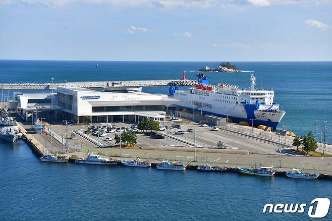 속초~러시아를 잇는 북방항로에 투입될 1만6000톤급 카페리 오리엔탈펄 6호.(속초시 제공) 2023.11.19/뉴스1