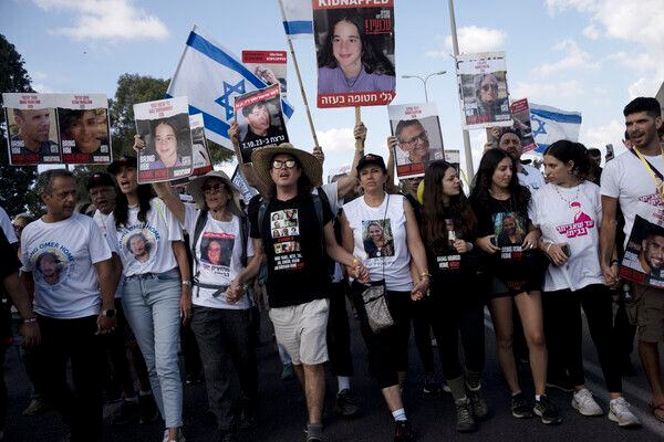 하마스에 납치된 인질의 가족과 그들을 지지하는 사람들이 15일(현지시각) 이스라엘 텔아비브에서 인질들의 석방을 촉구하며 예루살렘까지 행진하고 있다./AP 뉴시스