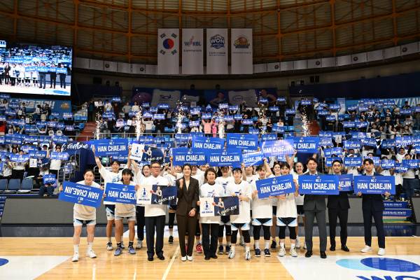 19일 인천 도원체육관에서 열린 한채진 은퇴식이 끝난 뒤 한채진과 팬들, 신한은행 관계자 등이 기념사진을 촬영하고 있다. 사진=WKBL