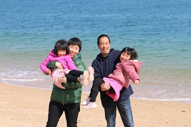 2021년 사이조시로 이주한 고마키 마사유키씨 가족./마사유키씨 제공