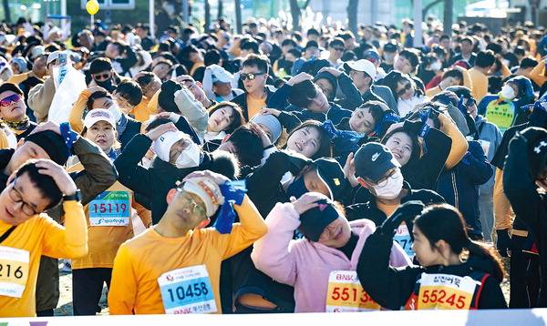 부산마라톤대회 참가자들이 출발 전 몸풀기 체조를 하고 있다. 전민철 기자