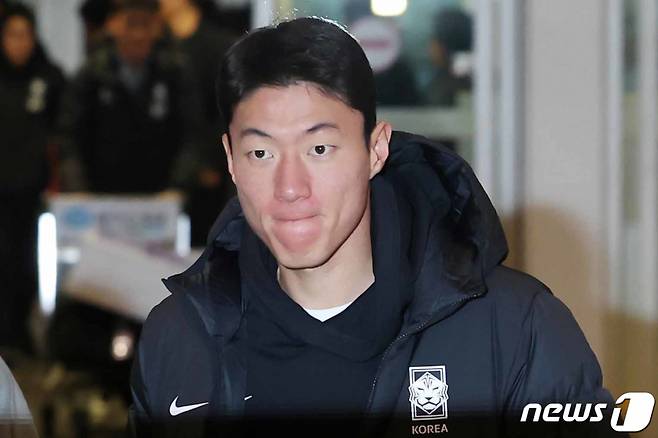 (인천공항=뉴스1) 민경석 기자 = 대한민국 축구 국가대표팀 황의조가 19일 오전 2026 FIFA 북중미 월드컵 아시아 지역 2차 예선 C조 조별리그 2차전 중국과의 경기를 치르기 위해 인천국제공항을 통해 출국하고 있다. 2023.11.19/뉴스1 Copyright (C) 뉴스1. All rights reserved. 무단 전재 및 재배포, AI학습 이용 금지.