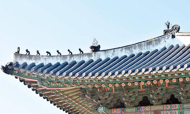 현존하는 궁궐 대문 가운데 가장 오래된 목조 건물로 알려진 창덕궁 돈화문을 수리하는 공사가 진행된다. 사진은 균열과 파손이 발견된 돈화문의 추녀마루 모습. 국립문화재연구원 제공