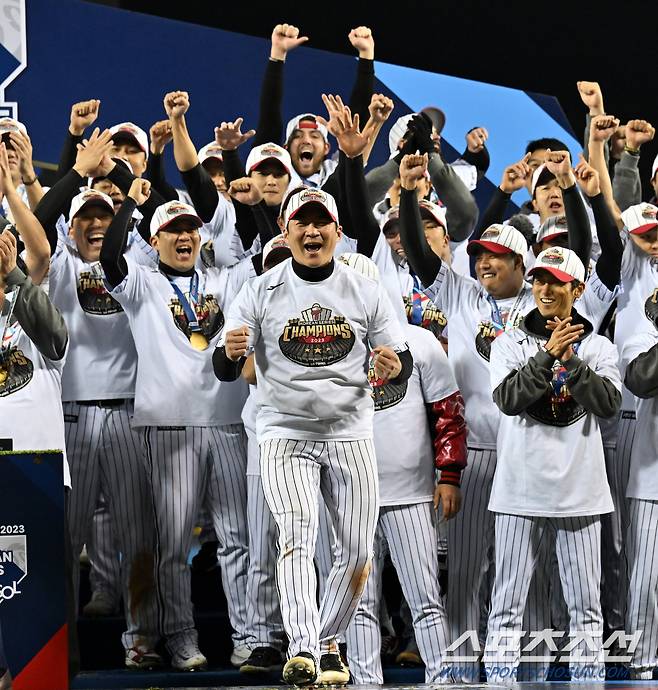 13일 잠실구장에서 열린 LG와 KT의 한국시리즈 5차전. 한국시리즈 MVP LG 오지환이 환호하고 있다. 잠실=박재만 기자 pjm@sportschosun.com/2023.11.13/