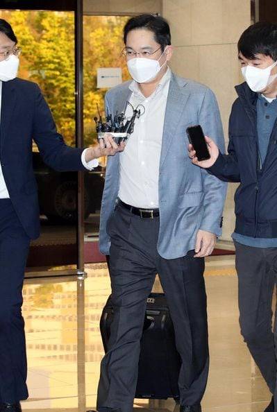 2심에서 집행 유예로 석방된 이재용 부회장이 2020년 7월 베트남으로 출국하고 있다. 그는 네덜란드에 다녀온지 일주일 만에 또 출장갈 만큼 왕성하게 해외 일정을 소화했지만 미국만큼은 한번도 가지 않았다. /뉴시스