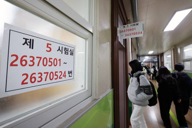 ▲ 수능일인 지난 16일 오전 광주 북구 경신여고 고사장에서 수험생들이 시험 시작 시간을 기다리고 있다. 연합뉴스