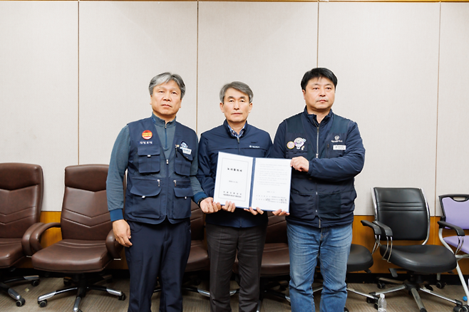 서울교통공사 노사가 21일 임단협에 합의했다. 좌측부터 이양섭 서울교통공사통합노동조합 위원장, 백호 서울교통공사 사장, 명순필 서울교통공사노동조합 위원장. 서울교통공사 제공