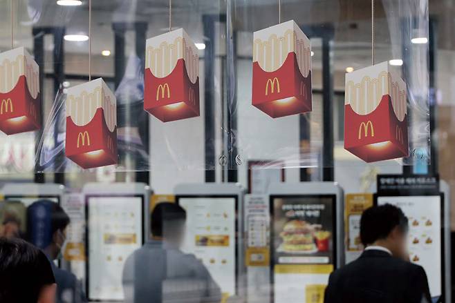 햄버거 프랜차이즈 맥도날드와 버거킹, 맘스터치 등은 최근 M&A 매물로 나왔지만 1년 가까이 새 주인을 찾지 못하면서 우려가 나오고 있다. ⓒ연합뉴스
