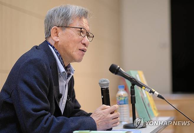 질문에 답하는 유홍준 교수 (서울=연합뉴스) 류효림 기자 = 미술사학자 유홍준 명지대학교 석좌교수가 21일 서울 마포구 서교동 창비서교빌딩에서 열린 국토박물관 순례 출간 기념 기자간담회에서 책을 소개하고 있다. 2023.11.21 ryousanta@yna.co.kr