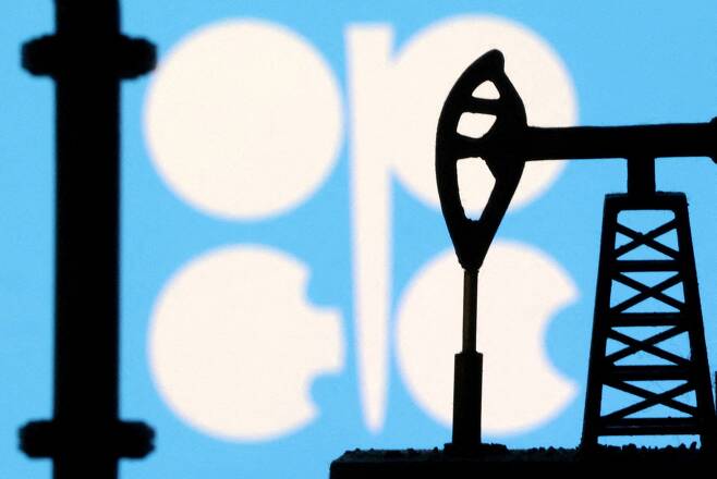 OPEC 로고와 시추 장비. /로이터·뉴스1
