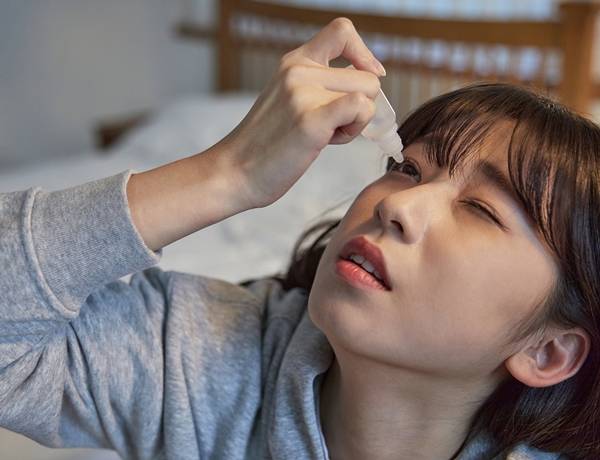 고농도 히알루론산 인공눈물은 보습 효과가 크지만 눈이 끈적거리고 시야가 흐려질 수 있다. 다만 일시적인 현상으로 걱정하지 않아도 된다./사진=게티이미지뱅크