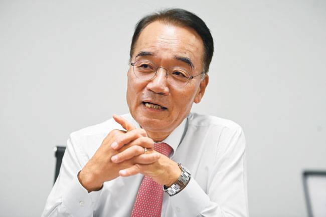 이명박 정부에서 대통령실 정무·국정기획수석과 기획재정부·고용노동부 장관 등을 연이어 맡은 박재완 전 장관은 지난 14일 서울 성동구 독서당로 경제교육단체협의회 사무실에서 가진 문화일보와의 인터뷰에서 현 정부가 반면교사로 삼을 점에 대해 “치밀한 전략과 진정성을 가진 협치로 구조 개혁의 진도를 더 나가도록 해야 한다”고 주문했다. 김동훈 기자