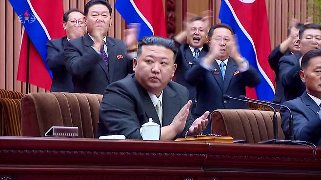 북한 김정은 국무위원장이 지난 지난 26~27일 평양 만수대의사당에서 열린 최고인민회의에 참석한 모습을 28일 조선중앙TV가 보도하고 있다./조선중앙TV 뉴시스