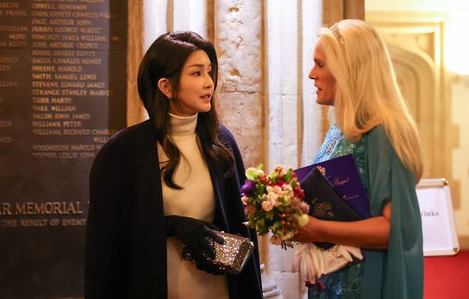 영국을 국빈 방문한 윤석열 대통령의 부인 김건희 여사가 22일(현지시간) 런던 금융특구 길드홀에서 열린 런던금융특구 시장 주최 만찬에서 엘리자베스 시장 부인과 헤어지며 인사를 나누고 있다. 연합뉴스