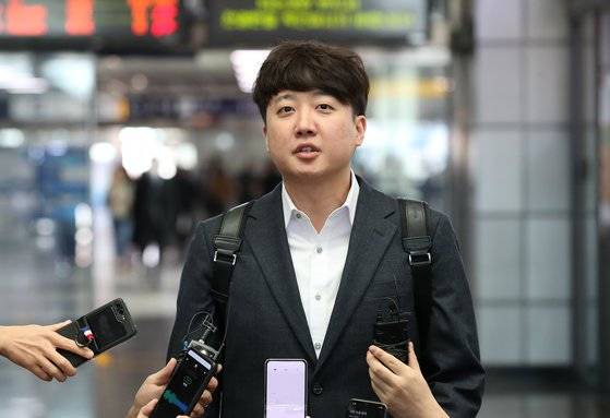 이준석 국민의힘 전 대표가 지난 9일 오전 대구를 찾아 동대구역 2맞이방에서 취재진 질문에 답하고 있다. 뉴스1