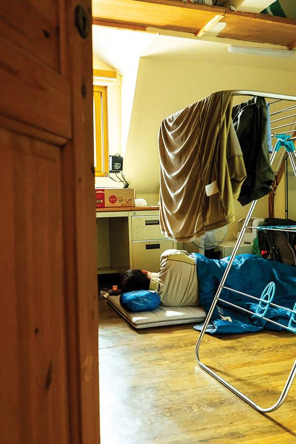 당직근무를 마치고 오전에 방에서 잠든 신영창 주임. 근무자 개인 공간이 대피소 내에 얼마 없다.