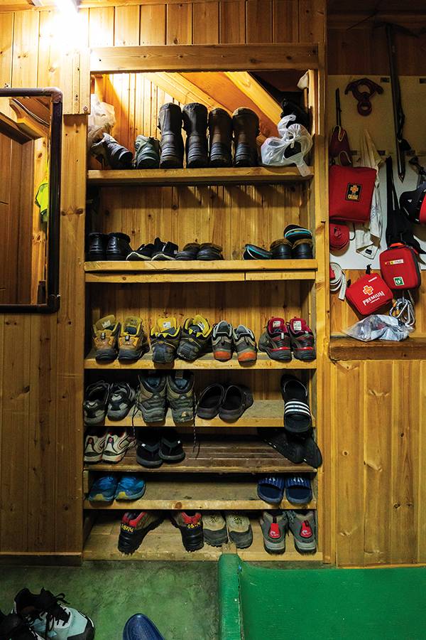 대피소 사무 공간 안에 놓인 신발장. 근무자들이 신는 등산화로 가득하다.
