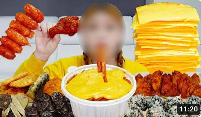 '치즈 100장 먹방' 콘텐츠로 24일 기준 조회수 583만회를 달성하며 화제가 된 인기 먹방 유튜버의 영상. / 사진=유튜브 캡처