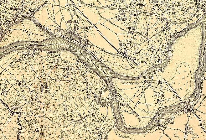 1910년 잠실 일대 지도. 오른쪽 섬이 잠실이다. 아래쪽이 한강(송파강)이고 위쪽은 신천이다. 1971년 1차 한강개발때 송파강은 매립해 육지화하는 대신 신천 쪽의 강폭을 넓혔다. 왼쪽에는 저자도도 보인다. 마찬가지로 1차 한강개발때 이곳 모래를 파내 압구정을 메우면서 사라졌다. - 지도 국토정보플랫폼.