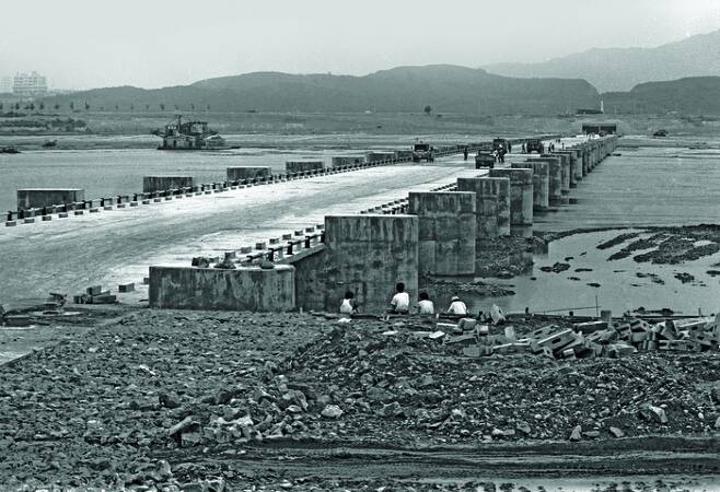 1976년 잠수교 준공. 서초구 반포동과 용산구 서빙고동을 잇는 잠수교가 1976년 7월 13일 준공됐다. 인근 고속버스터미널의 교통분산 이유와 함께, 교량 높이를 낮춤으로써 유사시 기갑부대가 신속히 도강할 수 있게 하는 군사적 목적으로 건설됐다. 이어 8월 서울에 내린 집중호우로 잠수교는 개통 한달여 만에 침수됐다. 1982년 잠수교 상부에 반포대교가 시공된다. -사진 서울역사박물관.