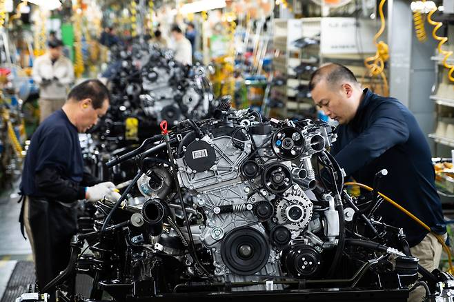 젊은 세대 사이에서 사무직 선호 현상이 낮아지고 있다. 연봉이 높다면 생산직, 기술직을 더 선호하는 것으로 나타났다. 사진은 쌍용차(현 KG모빌리티) 생산 공장 모습. (매경DB)