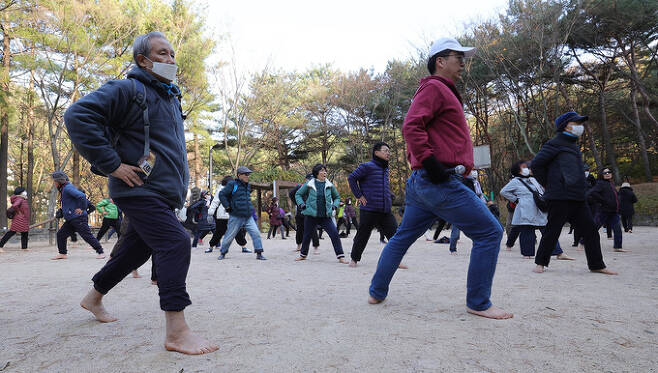 한솔공원에서 열린 맨발걷기 숲길 힐링스쿨에 참가한 시민들이 맨발걷기에 앞서 준비 운동을 하고 있다.