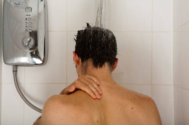 뜨거운 물로 샤워를 하면 탈모, 피부 질환 등이 생길 수 있어 40도 이하의 미지근한 물을 사용하는 게 좋다./사진=클립아트코리아