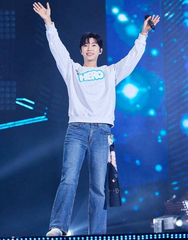 Im Hero singer Lim Young-woong finished the Deagu concert successfully.From the 24th to the 25th and 26th, the 2023 Lim Young-woong national tour concert IM HERO Deagu performance was held at EXCO Dongguan.Lim Young-woong, who opened the Deagu concert with intense and gorgeous Do or Die (Two Ride or Die Die), performed various songs such as A bientot, Sand grains, I love you real I caught the heros age with fancy visuals and colorful styling.In particular, videos that add pleasure to the feast of the stage where eyes and ears are strong, band sessions that add excitement, and powerful choreography continued, and as the vast universe was a concept, the stage scale was also outstanding, filling the stage.Lim Young-woongs Space Jam, which is based on many stories received from the field, is based on empathy and communication.Lim Young-woongs concert, which is a series of admiration and acclaim, is being poured into the concert, including postcards to Space Jamman, which resembles the fan club hero era, as well as other memorial stamps and face painting. There is also a lot of excitement waiting for the concert.Lim Young-woong, who finished the azure space trip in Deagu following Seoul, moves the stage to Busan.Busan concert will be held on the 8th, 9th and 10th at BEXCO 1st and 2nd halls, and Daejeon concert will be held at Daejeon Convention Center 2nd exhibition hall on 29th, 30th and 31st.After that, the Gwangju concert will be held at the Kim Daejung Convention Center on January 5, 6, and 7, 2024, and the Encore concert will be held at the Seoul World Cup Stadium on May 25 and 26, 2024.In addition to the national tour concert, Lim Young-woong is receiving global love and attention with his new song Do or Die and various songs.iMBC  ⁇  Photo by Fish Music