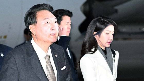 영국 국빈 방문과 프랑스 방문 일정을 마치고 귀국한 윤석열 대통령과 김건희 여사가 26일 경기 성남 서울공항에 공군1호기편에서 내려 차량으로 이동하고 있다. 윤 대통령은 이날 국정원 수뇌부를 전격 경질했다. 대통령실사진기자단