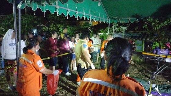 지난 25일 오후 태국의 한 결혼식 피로연장에서 신랑이 신부와 신부 가족을 향해 총기를 난사한 뒤 극단 선택을 했다. 사진 방콕포스트 페이스북 캡처