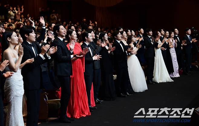 제44회 청룡영화상 시상식이 24일 여의도 KBS홀에서 열렸다. 가수 장기하의 축하무대를 함께 즐기고 있는 배우들. 여의도=송정헌 기자songs@sportschosun.com/2023.11.24/