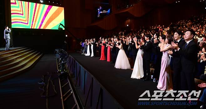 제44회 청룡영화상 시상식이 24일 여의도 KBS홀에서 열렸다. 참석한 스타들이 음악상 수상자인 장기하의 축하공연에 맞춰 기립 박수를 치고 있다. 여의도=최문영 기자 deer@sportschosun.com/2023.11.24/