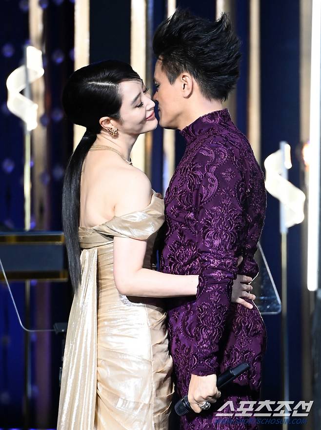 제44회 청룡영화상 시상식이 24일 여의도 KBS홀에서 열렸다. 김혜수, 박진영이 멋진 무대를 선보이고 있다. 허상욱 기자wook@sportschosun.com/2023.11.24/