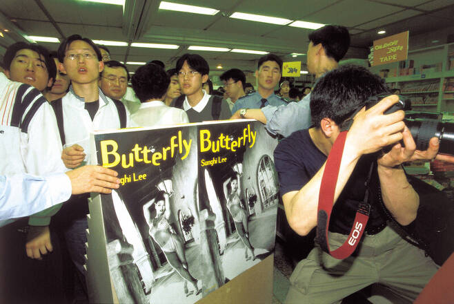 1997년 ‘노랑나비’ 이승희의 방한을 기다리는 사람들. 한겨레 자료사진