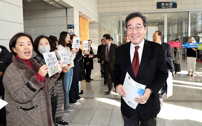 이낙연 전 더불어민주당 대표가 28일 서울 용산구 백범김구기념관에서 열린 ‘연대와 공생’ 주최 ‘대한민국 위기를 넘어 새로운 길로’ 포럼에서 기조연설을 하기 위해 입장하며 지지자와 인사하고 있다. 연합뉴스