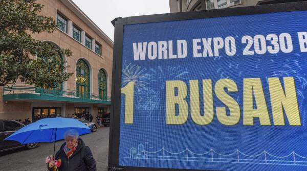 부산 엑스포 유치를 결정할 제173차 세계박람회 기구(BIE) 총회를 하루 앞둔 27일 오전(현지시간) 최종 투표가 열릴 파리 인근 이시 레 물리노 팔레드 콩그레에 앞을 부산 세계박람회 홍보 차량이 지나가고 있다. 연합뉴스