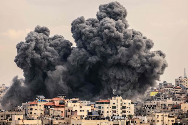 이스라엘군이 지난달 9일(현지시간) 보복공격을 감행한 가자지구에서 검은 연기가 치솟고 있다. AFP 연합뉴스