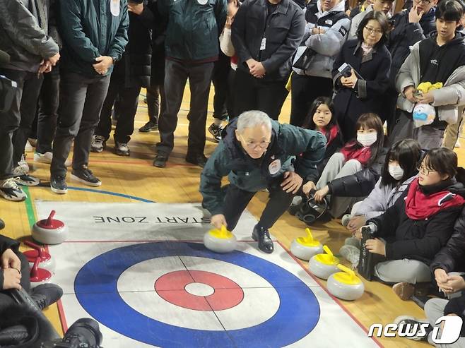 (원주=뉴스1) 신관호 기자 = 2024 강원 동계청소년올림픽대회 조직위원회가 28일 오후 강원 원주시 육민관고에서 성화투어 행사를 준비 중인 가운데 유인촌 문화체육관광부 장관이 간이 컬링 체험 이벤트에 참여하고 있다. 2023.11.28/뉴스1 Copyright (C) 뉴스1. All rights reserved. 무단 전재 및 재배포, AI학습 이용 금지.