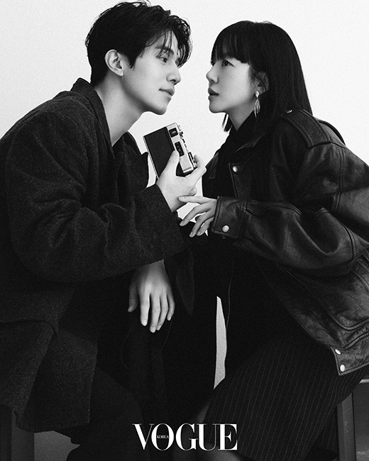 Lee Dong-wook and Im Soo-jung, the main actors of the movie Single in Seoul, showed off their perfect visual chemistry.On the 28th, Single in Seoul released Lee Dong-wook, Im Soo-jung and emotional Vogue Koreas December issue with the motif of Seoul.Single in Seoul is a well-made reality that depicts the story of Hyunjin (Im Soo-jung), a publisher editor who does not like to be alone with a good power influencer, yeong-ho (Lee Dong-wook).In the Single in Seoul, Lee Dong-wook and Im Soo-jung will focus their attention on the colorful scenes from the romantic chemistry to the soft charisma.First of all, the single cuts of two people wearing emotional mood costumes and radiating natural charisma give a comfortable and intimate feeling like a character in a movie.Lee Dong-wook and Im Soo-jung, who have perfected vintage styling with their own charm, create a warm atmosphere and raise expectations for the well-made Empathy Romance Single in Seoul, which is essential for chilly seasons.Here, with the object reminiscent of Seoul, I wonder what kind of story will be shown in the background of Seoul in the movie.Meanwhile, Single in Seoul will be released at national theaters on the 29th.