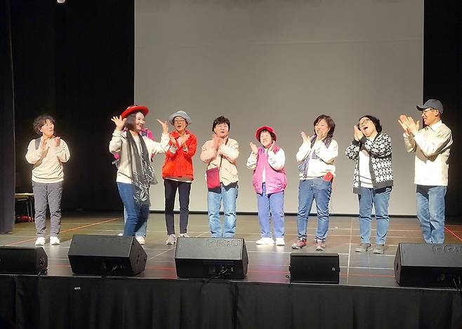 자신들의 이야기를 담은 공연은 옴니버스로 진행됐다.