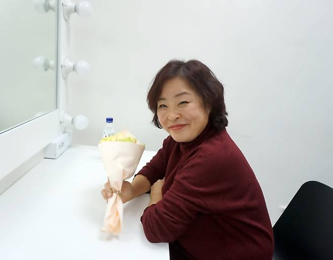 4집까지 음원을 낸 이현자 씨. 스트레스는 연극으로 풀자고 권유했다.