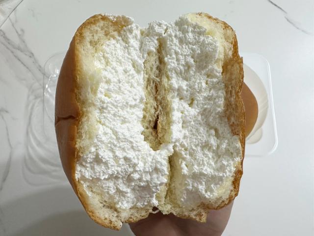 CU에서 매출 순위 1위를 기록한 '연세우유 생크림빵'. 속의 80%를 크림으로 채워 가성비 높은 빵으로 인기를 끌었다. 이소라 기자