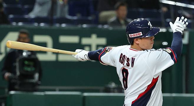 <yonhap photo-3479="">16일 일본 도쿄돔에서 열린 아시안프로야구챔피언십(APBC) 예선 1차전 대한민국과 호주의 경기. 7회말 1사 1루에서 노시환이 안타를 치고 있다. 사진=연합뉴스</yonhap>