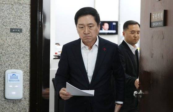 김기현 국민의힘 대표가 29일 오후 서울 여의도 국회 당대표실 앞에서 '청와대 울산시장 선거개입·하명수사' 재판 결과와 관련해 발언하고 있다. 뉴스1