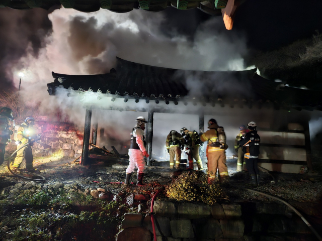 소방대원들이 칠장사에서 발생한 화재를 진압하고 있다. 박석원기자