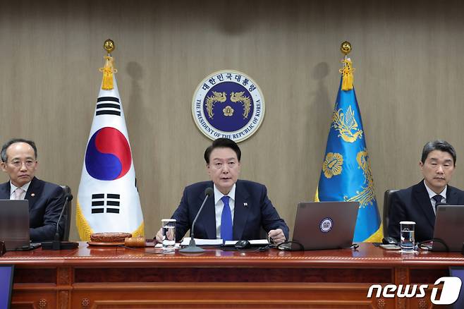 (서울=뉴스1) 오대일 기자 = 윤석열 대통령이 28일 용산 대통령실 청사에서 열린 제50회 국무회의를 주재하며 모두발언을 하고 있다. (대통령실 제공) 2023.11.28/뉴스1 Copyright (C) 뉴스1. All rights reserved. 무단 전재 및 재배포, AI학습 이용 금지.