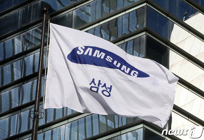 (서울=뉴스1) 박세연 기자 = 5일 오후 서울 삼성전자 서초사옥에 삼성 깃발이 펄럭이고 있다. 2022.12.5/뉴스1 Copyright (C) 뉴스1. All rights reserved. 무단 전재 및 재배포 금지.