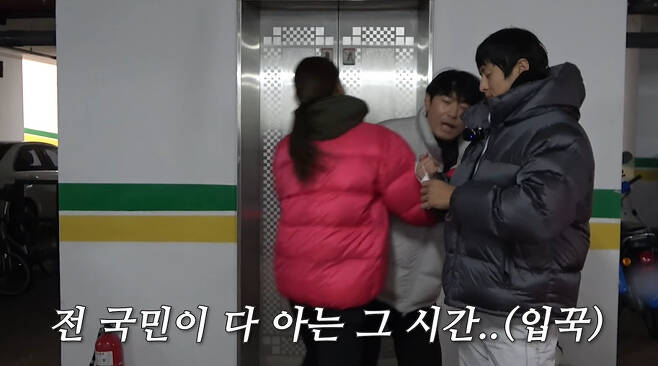 Model Han Hye-jin grabbed Lee Si-eons neck, referring to his past devotion.On November 28, Han Hye-jins official channel posted a video titled * First public * Lee Si-eon x Kian84 x Han Hye-jins Riding on the Nether Road.On this day, Han Hye-jin prepared from early morning to leave the bike riding with his close Ishian, Kian84.Han Hye-jin, who first arrived at the underground parking lot of his apartment, called Lee Si-eon and Kian84 when he could not see the appointment time more than 30 minutes.Lee Si-eon, who arrived late, said, Why are you so fussy? Kian84 said, I called 10 times while driving.Han Hye-jin ignored the words of the two and laughed at Kian84, who drank ice americano, shouting, Why are you eating cold?Lee Si-eon said, But isnt this the first time weve filmed three of us like this? After the incident, and Kian84 said, Its been like that since the incident.Han Hye-jin was unable to tolerate his anger when he mentioned his past devotion to Jun Hyun-moo and grabbed Lee Si-eons neck.Han Hye-jin said on the portal site that it has been more than 10 years since the entertainment section was set to disappear.Lee Si-eon said, Do you have a sports page? Han Hye-jin said, I have a sports page. Lee Si-eon said, Did not you meet a sports star in the past?Han Hye-jin, who was surprised by the unexpected exposure, laughed at Lee Si-eon by force.Lee Si-eon said, Get rid of the sports page, and Han Hye-jin said, The goal is to get rid of politics. Kian84 then asked, Did you meet a politician?